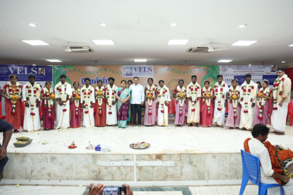 பொருளாதாரத்தில் பின்தங்கிய ஜோடிகளுக்கு இலவச திருமணம் நடத்தி வைத்த வேல்ஸ் பல்கலைக்கழக வேந்தர் | Vels Isari Ganesh Sponsored For Free Marriages