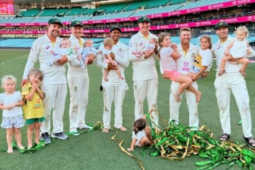 கிரிக்கெட் அப்பாக்கள்! கையில் பிள்ளைகளை ஏந்திக் கொண்டு நிற்கும் வீரர்கள்