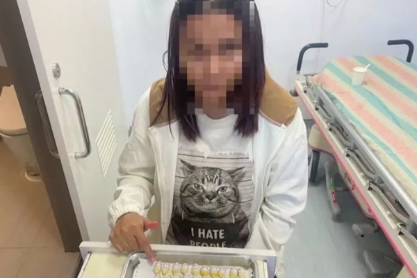 விமான நிலையத்தில் கைது செய்யப்பட்ட இளம்பெண்கள்: எக்ஸ்ரேயில் தெரிந்த அதிர்ச்சி காட்சி | Breaking Two Women Caught Smuggling