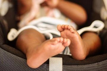 වදපු අම්මාම දින 20ක කිරි කැටියා විකුණලා - අත්අඩංගුවට