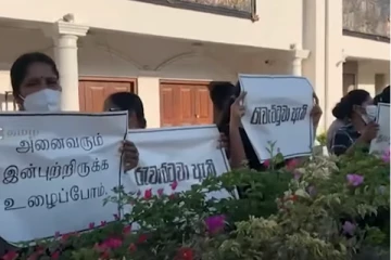 கொழும்பின் முக்கிய பகுதியில் மும்மொழிகளில் பதாகைகளுடன் திரண்ட மக்கள்