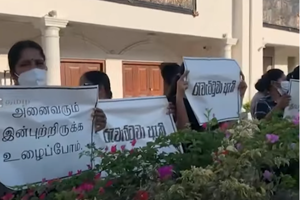 கொழும்பின் முக்கிய பகுதியில் மும்மொழிகளில் பதாகைகளுடன் திரண்ட மக்கள் - ஐபிசி தமிழ்