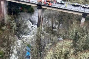 பாலத்தில் இருந்து ஆற்றில் கவிழ்ந்த பேருந்தில் 6 பேருக்கு நேர்ந்த கதி!