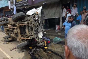 பல வாகனங்கள் மோதி பாரிய விபத்து; நால்வர் பலி