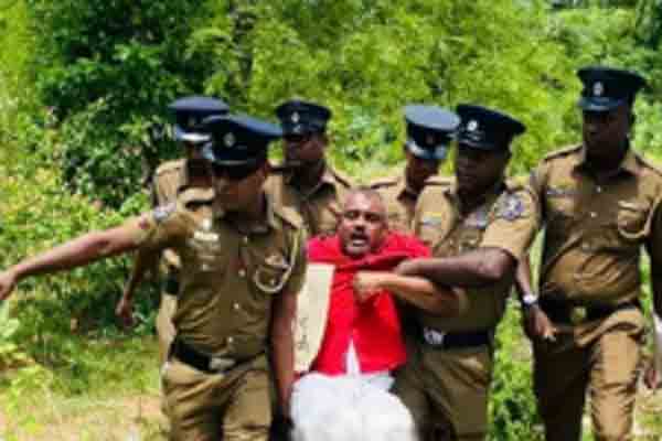 யாழில் கஜேந்திரன் எம்.பி ஐ குண்டுக்கட்டாக தூக்கிச்சென்ற பொலிஸார்! | Anxiety In Yali The Police Who Took The Mp Away