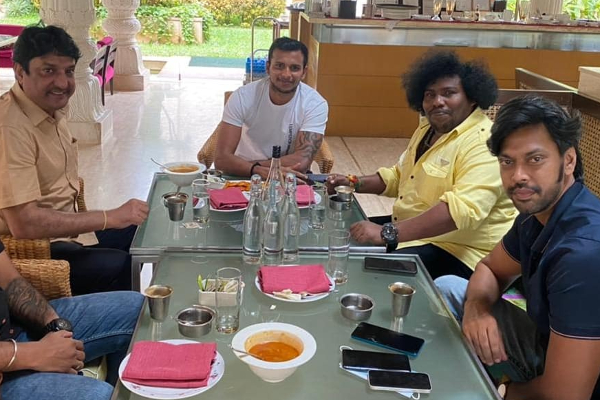 இணையத்தில் வைரலாகும் யோகி பாபு,நடராஜன் சந்திப்பு புகைப்படம்! | Actor Yogi Babu Natrajan