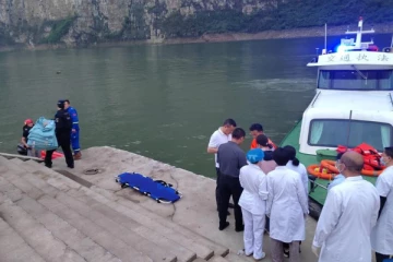 சீனாவில் 4 படகுகள் ஆற்றில் கவிழ்ந்ததில் 10 பேர் பலி