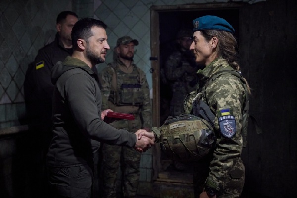 களமுனைக்கு திடீரென சென்ற உக்ரைன் அதிபர்(படங்கள்) | Zelenskyy Arrives At Frontline