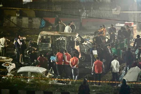 டெல்லி அருகே கைதான பெண் மருத்துவரின் பதறவைக்கும் பின்னணி: அவரது ரகசிய திட்டம் | Arrested Up Doctor Women Wing