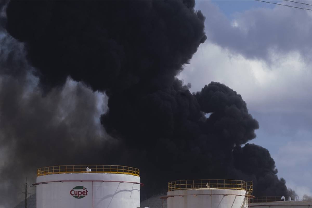 குவைத் விமான நிலையத்தில் ட்ரோன் தாக்குதல் ; தீக்கிரையான எரிபொருள் தாங்கிகள் | Drone Attack Kuwait Airport Fuel Tankers Set Fire