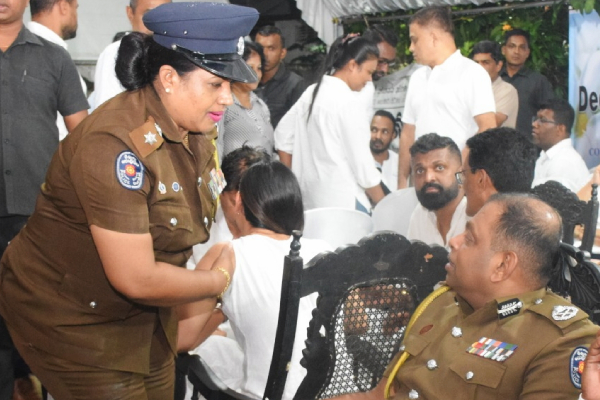 காவல்துறை பொறுப்பதிகாரியின் புகைப்படத்திற்கு வெள்ளை மாலை அணிவித்த மர்ம நபர்! | Photo Of Mirihana Oic