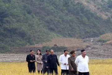 வடகொரியாவில் ஒரு கிலோ வாழைப்பழம் ரூ.3,300 க்கு விற்பனை