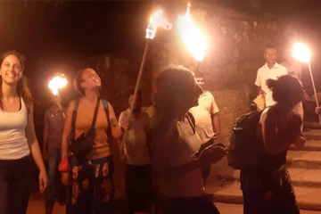 இருளில் மூழ்கிய மிஹிந்தலை - தீபந்தங்களுடன் களமிறங்கிய சுற்றுலா பயணிகள்