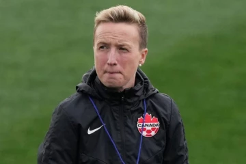 பகிரங்க மன்னிப்பு கோரிய கனடிய தலைமை பயிற்றுவிப்பாளர்