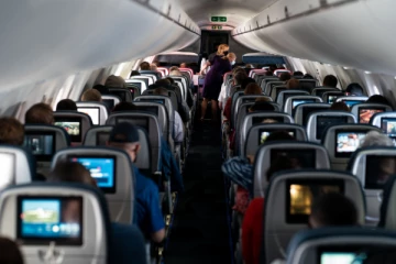 நடுவானில் விமான பணிப்பெண் மீது தாக்குதல்; பாதிவழியில் திரும்பிய விமானம்