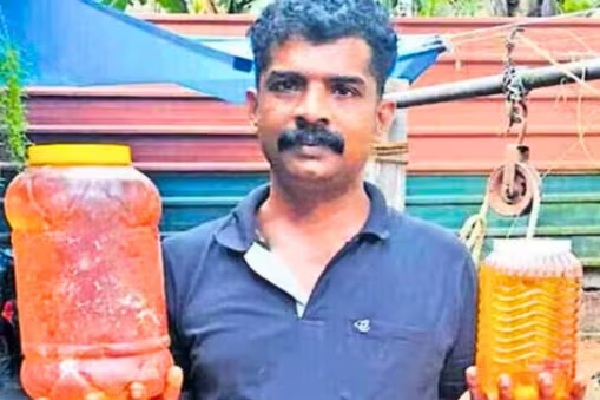 வீட்டு கிணற்றில் திடீரென ஊற்றெடுக்கும் பெட்ரோல் -ஆச்சரியத்தில் மக்கள் | Gasoline From A Home Well