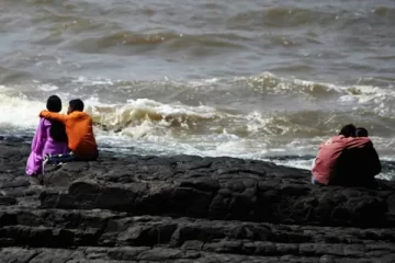 கடற்கரை புதர்களுக்குள் காதலர்கள் உல்லாசம்; காணொளி எடுத்து இணையத்தில் வெளியிட்ட நபர்!