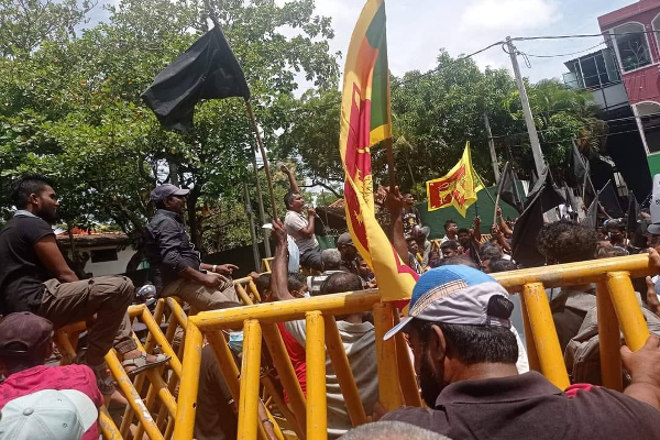 மஹிந்தவின் வீட்டையும் விட்டு வைக்காத  மக்கள்கூட்டம்! | Crowd Did Not Leave Mahinda S House