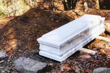 වසර 13ක් කාටත් හොර රහසේ මියගිය මවගේ සිරුර ළඟ තබා ගත් පුතා - වාර්තාවන අමුතු පුවතක්..