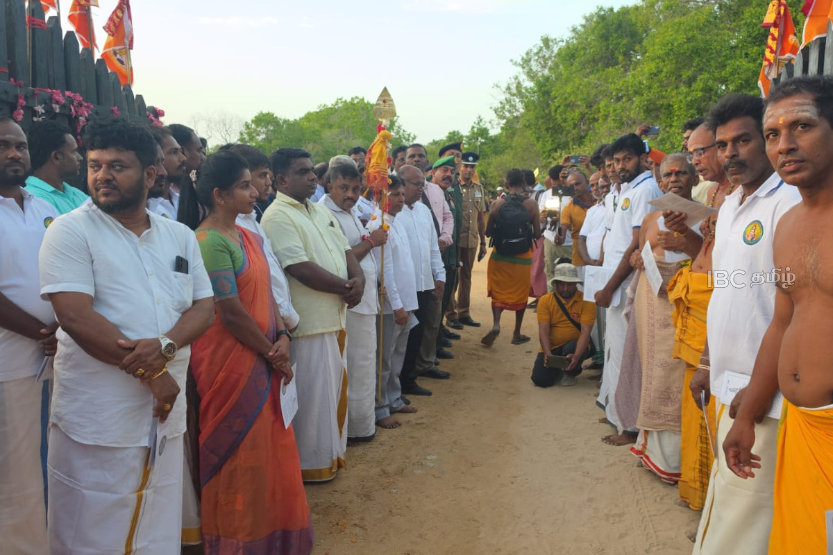 ஆயிரக்கணக்கான பக்கர்களின் பங்கேற்புடன் கதிர்காமத்திற்கான காட்டுப்பாதை திறப்பு | Forest Road Opened For Kataragama Pilgrims