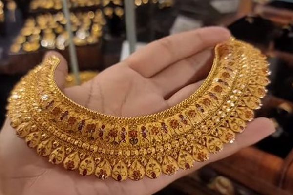 யாழில் வீட்டிற்குள் புகுந்தவர் 38 பவுண் நகைகளை கொள்ளையடித்து சம்பவம் | Jaffna Robbed 38 Pounds Of Jewelry