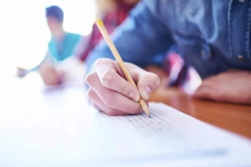 க.பொ.த உயர்தரப் பரீட்சை எழுதும் கைதிகள் மூவர்!