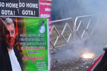 மட்டக்களப்பில் பட்டாசுகள் வெடித்து பிரதமர் ரணில் விக்ரமசிங்கவுக்கு வாழ்த்து தெரிவித்த ஆதரவாளர்கள் (Video)