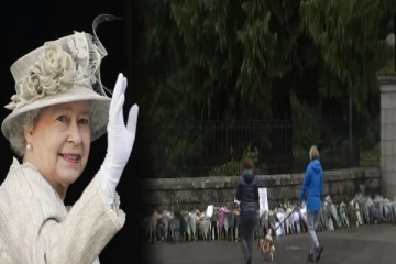 கோட்டைக்கு வெளியே குவியும் மலர் வளையங்கள்!