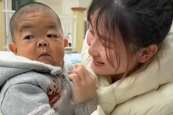 25 வயதாகும் தன் அண்ணனை இடுப்பில் சுமக்கும் தங்கை; நெகிழவைத்த சகோதர பாசம் | 25 Year Old Bloke Stands Just 60 Centimetres Tall