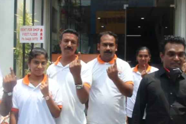 ‘கையில் மை இருந்தா மாஸ்க் இலவசம்’ : மாஸ் காட்டிய நிறுவனம்! | Mask Free From Ink On Hand Company Showed Mass ‘கையில் மை இருந்தா மாஸ்க் இலவசம்’ : மாஸ் காட்டிய நிறுவனம்! | Mask Free From Ink On Hand Company Showed Mass