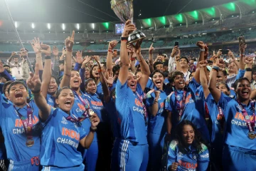 எல்லாருக்கும் வைர நெக்லஸ்; மகளிர் அணிக்கு கிப்ட் கொடுக்கும் எம்பி - யார் இவர்?