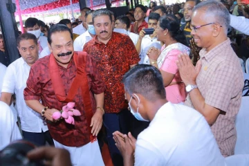 மே - 09 வன்முறையின் பின்னர் முதன்முதலாக பொதுக்கூட்டத்தில் கலந்துக்கொண்ட மகிந்த (PHOTOS)