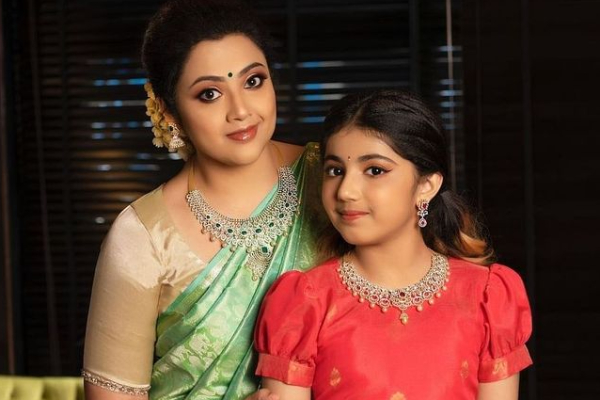 நடிகை மீனாவின் மகள் நைனிகாவா இது! இப்போது எப்படி இருக்கிறார் பாருங்க.. | Actress Meena Daughter Nainika Latest Photo