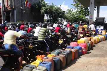 ලංකාවේ තෙල් පෝලිම් ඇති වූ හැටි විගණනය හෙළි කරයි.