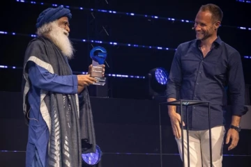 ஈஷா அறக்கட்டளை நிறுவனர் சத்குருவுக்கு "புளூ டங்" விருது