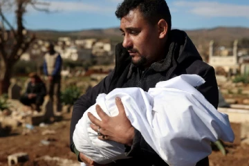 நிலநடுக்கத்தில் சிக்கிய தொப்புள்கொடி துண்டிக்கப்படாத குழந்தை!