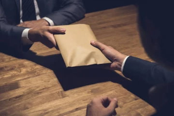 20,000 ரூபாவிற்கு ஆசைப்பட்ட அதிகாரிக்கு நேர்ந்த நிலை!