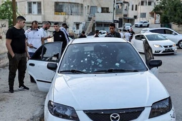 இஸ்ரேல் ராணுவத்தினர் மீது  காரில் இருந்தபடி துப்பாக்கி சூடு!