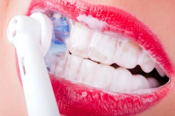 பற்கள் அசிங்கமா மஞ்சளா இருக்கா? ஒரே இரவில் வெள்ளையாக்க இந்த ஒரு பொருள் போதும்!