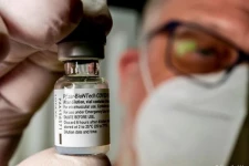 ஜேர்மனியில் கொரோனா தடுப்பூசி எடுத்துக் கொண்டவர்களுக்கு காய்ச்சல் அறிகுறி: வெளியான அதிர்ச்சி பின்னணி