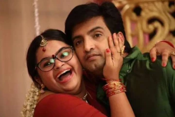 கண்ணை கவரும் பிகினி புகைப்படத்தை வெளியிட்ட நடிகை! விவாகரத்தா என கேட்ட ரசிகருக்கு பதிலடி!