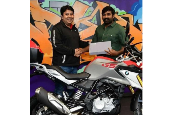 நடிகர் விஜய் சேதுபதி வாங்கிய இந்த BMW பைக் பார்த்துள்ளீர்களா?- செம மாஸா இருக்கே | Vijay Sethupathi Bmw Bike Pics