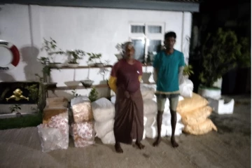 இந்தியாவிலிருந்து சட்டவிரோத பொருட்களை கொண்டு வந்த இருவர் கைது(Photos)