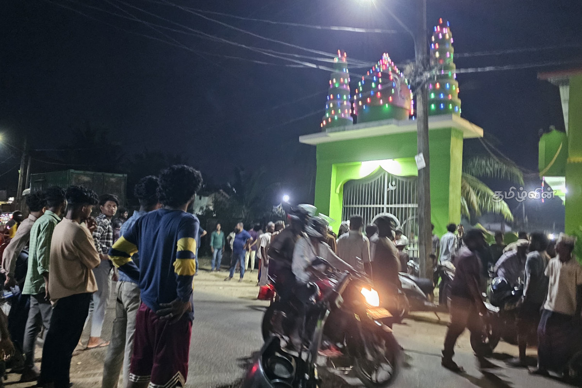 யாழில் உள்ள பள்ளிவாசலுக்குள் வாளுடன் சென்றவரால் பரபரப்பு | Man Enters Mosque In Jaffna With Knife