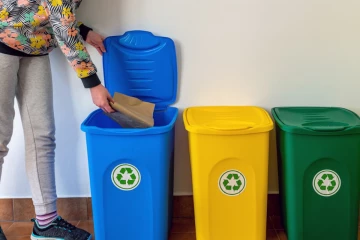 வாஸ்து: வீட்டில் குப்பை தொட்டியும் அதிர்ஷ்டம் தருமாம்.. எப்படி தெரியுமா ?