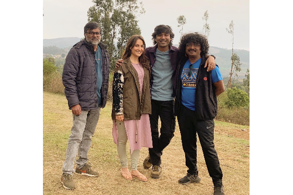 வெளிநாட்டு நடிகையுடன் அப்படியொரு நெருக்கம் காட்டும் தனுஷ்.. ஒரு வேல இருக்குமோ | Dhanush With Hollywood Actress After Divorce