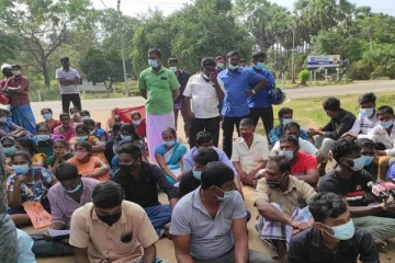 ஒட்டுசுட்டான் மகா வித்தியாலயத்தை தேசிய பாடசாலையாக மாற்றக்கோரி பெற்றோர்கள் கவனயீர்ப்பு போராட்டம்