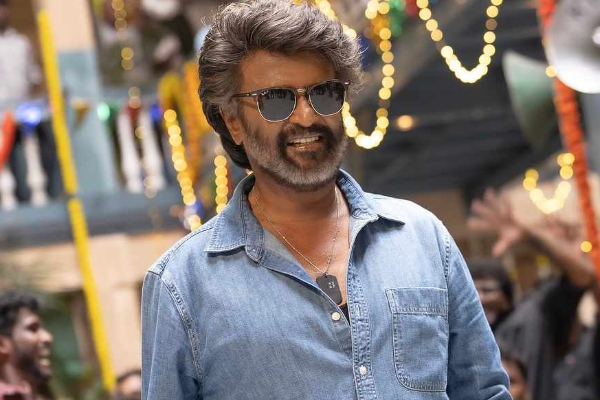 ரஜினிகாந்த் தூக்கி வைத்திருக்கும் இந்த குழந்தை யார் தெரியுமா.. யார்னு தெரிஞ்சா ஷாக் ஆகிடுவீங்க | Popular Celebrity Childhood Photo With Rajinikanth