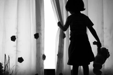 9 வயது சிறுமியைக் கொடூரமாகக் தாக்கிய தாயின் இரண்டாவது கணவர்