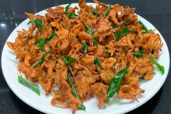 குழந்தைகளை குஷியாக்கும் மொறு மொறு வெங்காய பக்கோடா! வெறும் பத்தே நிமிடம் போதும் | Tasty Wheat Onion Pakoda Recipe In Tamil